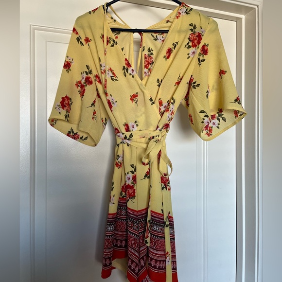 Yellow floral jumper with tie at waist. Cute and casual. Size Large. - Picture 2 of 5